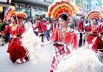 Tourists enjoyed many spectacular street art performances at Hue Festival 2012 (Photo:SGGP)